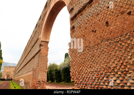 Le centre de l'Italie, Latium, Tivoli. La Villa d'Hadrien, Site du patrimoine mondial de l'arche monumentale, l'entrée dans le Pecile. Banque D'Images