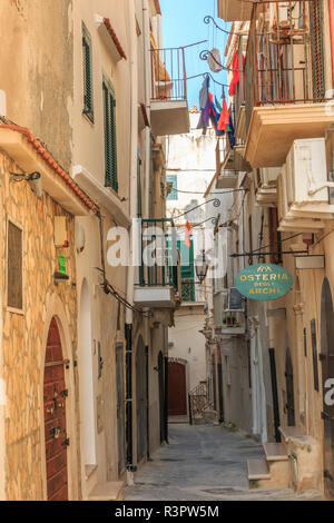 Foggia, Parc National du Gargano, vieille ville de Vieste. Étroites rues piétonnes. Balcons de fer. Banque D'Images