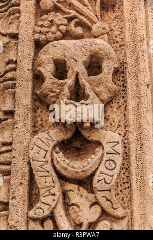 L'Italie, Bari, Pouilles, Monopoli. Entrée de l'église catholique romaine. Détail de l'arche de la porte. 'Memento Mori' est latin pour "N'oubliez pas, vous mourrez". Banque D'Images