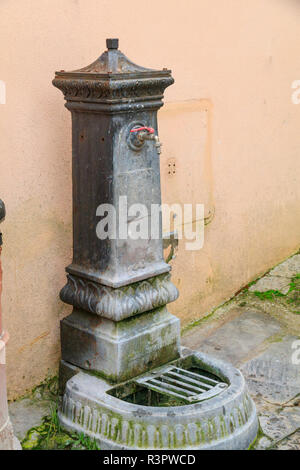 L'Italie, Greve in Chianti. Fontaine d'eau publique en place de la ville. Banque D'Images