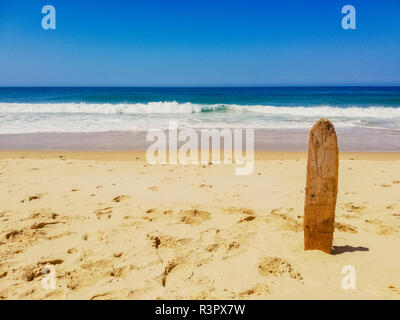 Surf vieux coincé dans le sable d'une plage. Banque D'Images