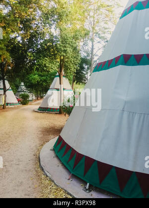 Tipis de rester dans un village de vacances. Banque D'Images