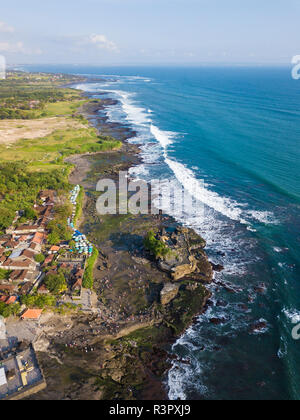 L'INDONÉSIE, Bali, vue aérienne du temple de Tanah Lot Banque D'Images