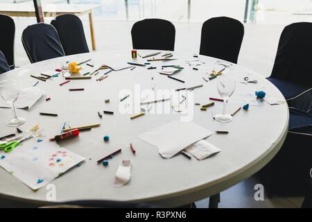 Table avec des crayons et craies malpropre. Banque D'Images