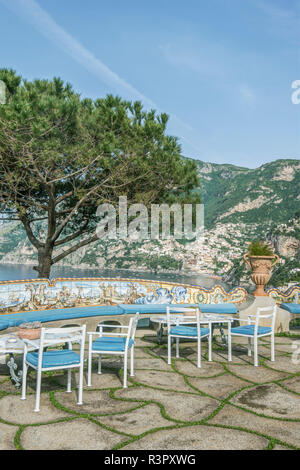 L'Italie, côte amalfitaine, l'hôtel balcon vue sur Positano Banque D'Images