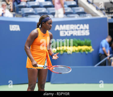 New York, NY - 31 août 2018 : Sloane Stephens des USA se prépare à servir au cours de l'US Open 2018 3ème tour match contre Victoria Azarenka du Bélarus à l'USTA Billie Jean King National Tennis Center Banque D'Images