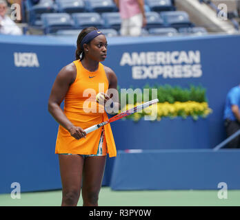 New York, NY - 31 août 2018 : Sloane Stephens des USA se prépare à servir au cours de l'US Open 2018 3ème tour match contre Victoria Azarenka du Bélarus à l'USTA Billie Jean King National Tennis Center Banque D'Images