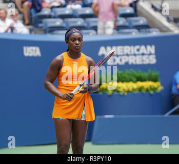 New York, NY - 31 août 2018 : Sloane Stephens des USA se prépare à servir au cours de l'US Open 2018 3ème tour match contre Victoria Azarenka du Bélarus à l'USTA Billie Jean King National Tennis Center Banque D'Images