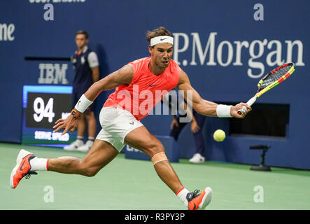 New York, NY - 31 août 2018 : Rafael Nadal de retour en Espagne au cours de balle US Open 2018 3ème tour match contre Karen Khachanov de la Russie à l'USTA Billie Jean King National Tennis Center Banque D'Images