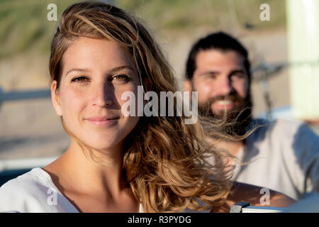 Couple on tha beach, woman looking at camera Banque D'Images