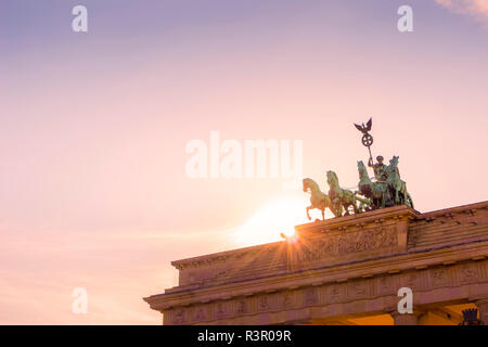 Allemagne, Berlin, Porte de Brandebourg avec rétroéclairage à Quadriga Banque D'Images