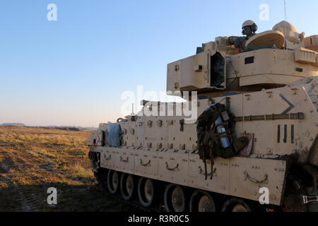 Un soldat affecté au 2e Bataillon, 12e Régiment de cavalerie, 1st Armored Brigade Combat Team, 1re Division de cavalerie, attend dans son M2A3 Bradley Véhicule de combat pour l'exercice de tir réel à commencer pendant 18 ans, un comité conjoint Anakonda, multinationale dirigée par la Pologne, l'exercice à Kielce, Pologne, zone d'entraînement du 16 novembre 2018. L'exercice est destiné à renforcer les relations entre les nations alliées et d'améliorer l'ensemble, les compétences et les compétences nécessaires pour répondre aux adversaires potentiels sur le champ de bataille. (U.S. La Garde nationale de l'armée photo par le Sgt. Lisa Vignes, 382e Détachement des affaires publiques, 1er ABCT, 1s Banque D'Images