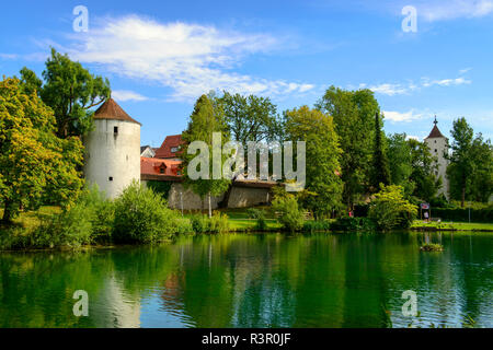 Allemagne, Bade-Wurtemberg, Isny, parc à kurhaus avec mur de la ville Banque D'Images