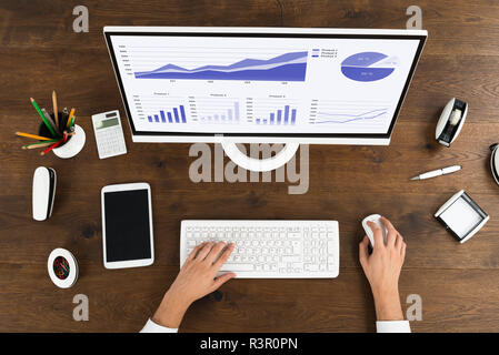 Analyser les statistiques d'affaires Graphique sur Ordinateur Banque D'Images