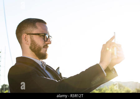 Businessman holding a tablet en rétro-éclairage Banque D'Images