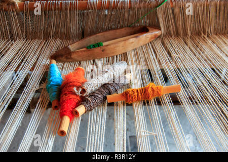 Roumanie, Suceava County, Vatra. Modovitei Ciumarna commune de village. Le tissage des outils du métier. Banque D'Images