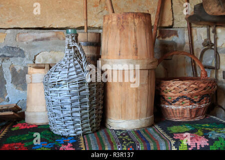 Roumanie, Suceava County, Vatra. Modovitei Ciumarna commune de village. Les conteneurs à la main. Banque D'Images