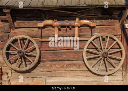 Roumanie, Suceava County, Vatra. Modovitei Commune de village Ciumarna. roues et la chape de wagon. Banque D'Images