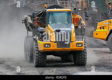 Un Bell 40D tombereau articulé au travail sur l'usine de recyclage du charbon dans Recycoal,Rossington Doncaster qui a été démolie pour la construction de nouvelles maisons. Banque D'Images