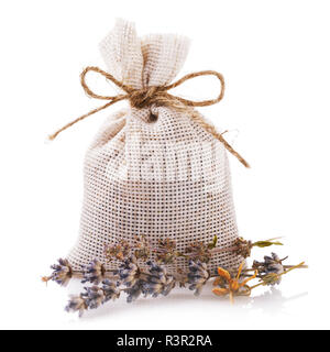 Ensemble de diverses herbes aromatiques dans un sac isolé sur fond blanc Banque D'Images