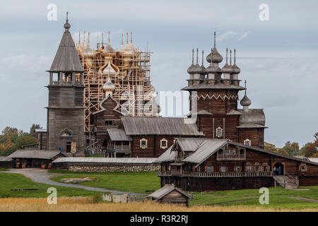 Le musée de plein air de l'île de Kizhi sur le lac Onega, la Russie. Travaux de rénovation en cours sur le dôme de 171422 Transfiguration Church. Banque D'Images