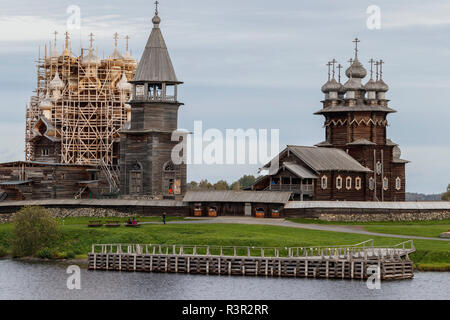 Le musée de plein air de l'île de Kizhi sur le lac Onega, la Russie. Travaux de rénovation en cours sur le dôme de 171422 Transfiguration Church. Banque D'Images