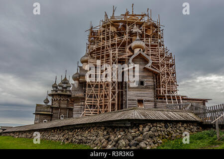 Le musée de plein air de l'île de Kizhi sur le lac Onega, la Russie. Travaux de rénovation en cours sur le dôme de 171422 Transfiguration Church. Banque D'Images