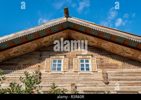 Une grande construction en bois au recontructed Mandrogi Verkhniye dans le Nord de la Russie. Un musée de l'artisanat et du tourisme sur le site de la rivière Svir. Banque D'Images