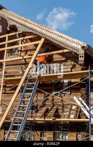 Un traditionnel bâtiment en bois multi-usages subit une rénovation à Mandrogi Verkhniye, Russie. Un artisanat et mueum village touristique sur la rivière Svir. Banque D'Images