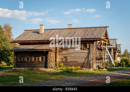 Un traditionnel bâtiment en bois multi-usages subit une rénovation à Mandrogi Verkhniye, Russie. Un artisanat et mueum village touristique sur la rivière Svir. Banque D'Images