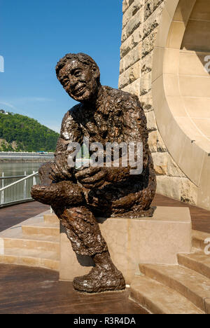 Le Fred Rogers Memorial statue sur la Côte-Nord près de stade Heinz Field de Pittsburgh a été créé par Robert Berks et consacré en 2009. Banque D'Images