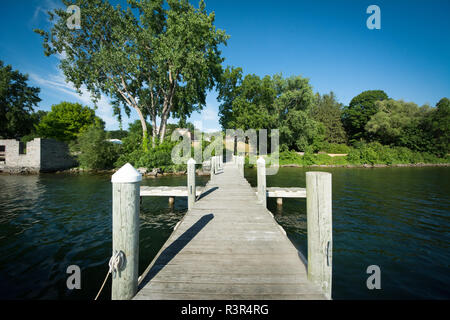 Un dock en bois sur le lac Cayuga dans la région des lacs Finger de New York, USA. Banque D'Images