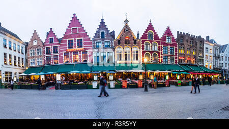 Belgique, bruges, Flandre occidentale, Panorama du Centre-ville avec ses boutiques colorées Banque D'Images