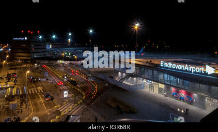 L'aéroport d'Eindhoven la nuit - une longue exposition. Banque D'Images