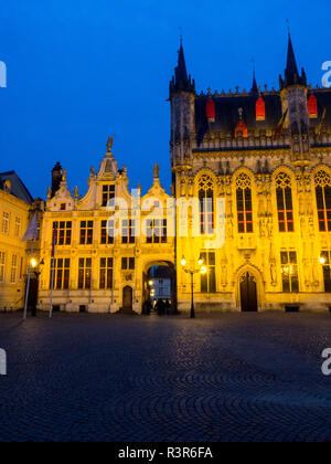 Belgique, Brugge, West-vlaanderen, Brugge's Stadhuis de ville avec lumière du soir Banque D'Images