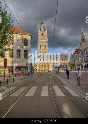 Rails de tramway menant à Het Belfort van Gent, un beffroi du 14ème siècle Banque D'Images