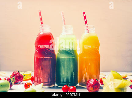 Assortiment de fruits et légumes, les smoothies en bouteilles de verre avec paille on white background. Smoothie bio frais ingrédients. L'air un Banque D'Images