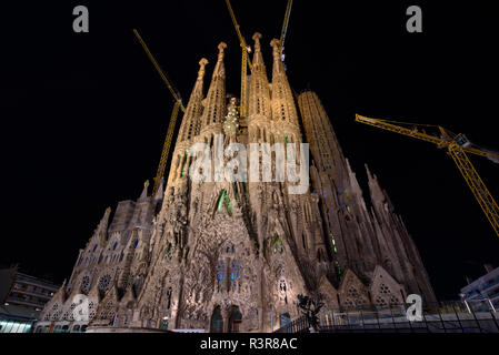 Vue de nuit sur la façade de la Nativité de la Sagrada Familia, la cathédrale conçue par Gaudi à Barcelone, Espagne Banque D'Images