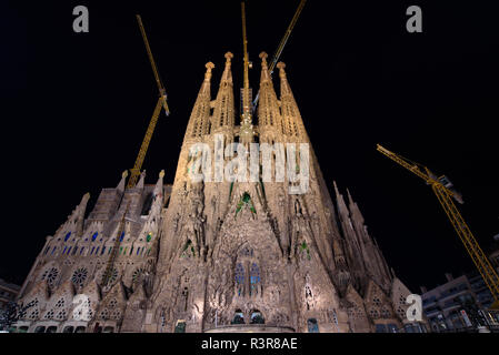 Vue de nuit sur la façade de la Nativité de la Sagrada Familia, la cathédrale conçue par Gaudi à Barcelone, Espagne Banque D'Images