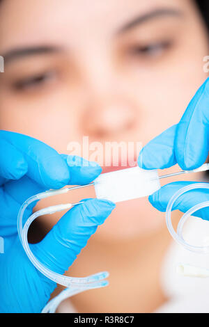 Technicien travaillant avec un laboratoire sur puce microfluidique. Banque D'Images