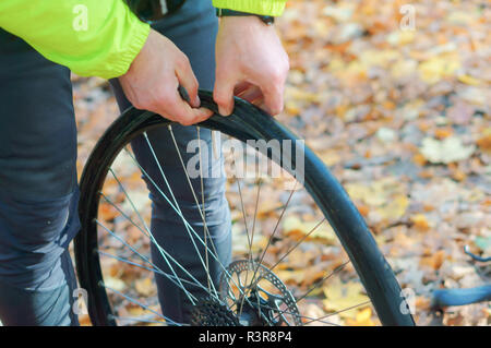 Enlever le pneu de la roue, démonter la roue de bicyclette, réparer la crevaison de la moto Banque D'Images