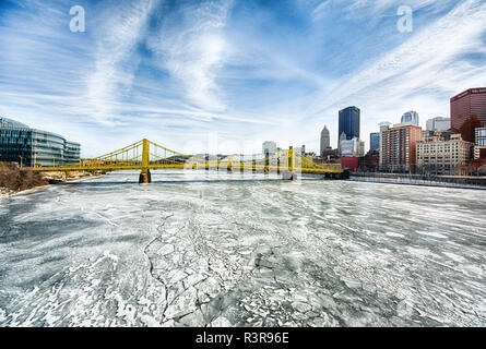 La rivière Allegheny gelés au cours de subzero météo à Pittsburgh, Pennsylvanie, USA Banque D'Images