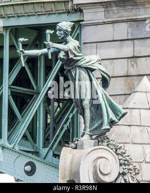 République tchèque, Prague. Statues Art Nouveau à Svatopluk Cech Pont sur la Vltava à Prague, République tchèque. Banque D'Images