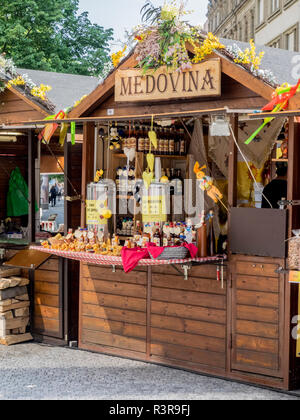 République tchèque, Prague. Kiosques en bois offrant de souvenirs et de nourriture dans les rues de la vieille ville. Banque D'Images