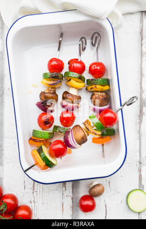 Grill végétarien crache, orange et jaune, paprika, tomate, oignon rouge, les courgettes et champignons Banque D'Images