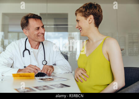 Femme enceinte à discuter avec son médecin des analyses par ultrasons Banque D'Images