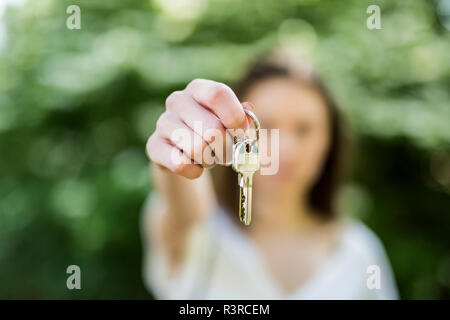 Close-up of woman holding key Banque D'Images