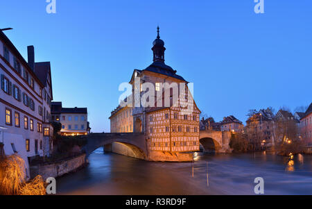 Allemagne, Bamberg, vue de l'hôtel de ville à l'heure bleue Banque D'Images