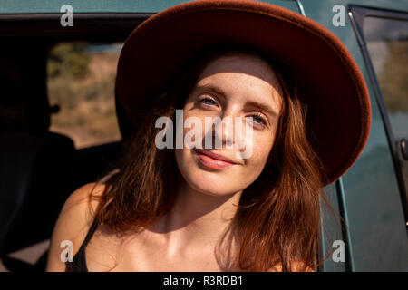 Portrait de jeune femme portant un chapeau dans une voiture Banque D'Images