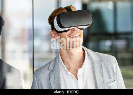 Smiling businessman portant des lunettes VR Banque D'Images